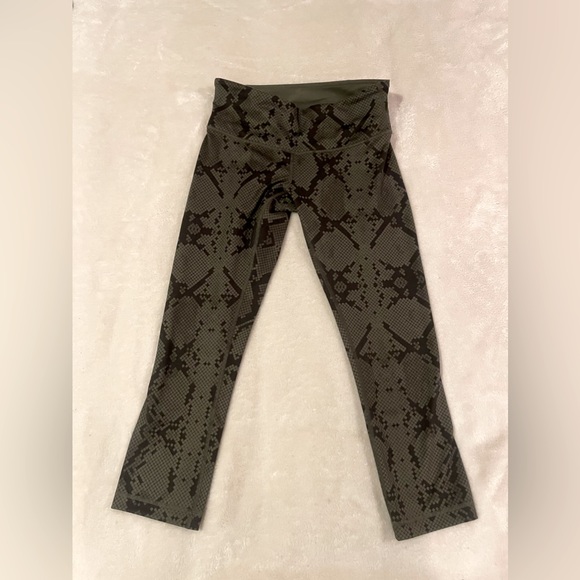 Lululemon Wunder Under Full-on Luon High-Rise Size 6 Crop pant - Picture 1 of 3